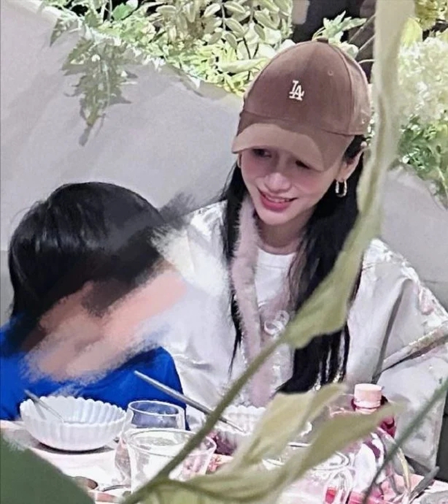 Angelababy lộ diện giữa tin đồn &quot;phong sát&quot;, ngoại hình khác biệt gây xôn xao - Ảnh 1.