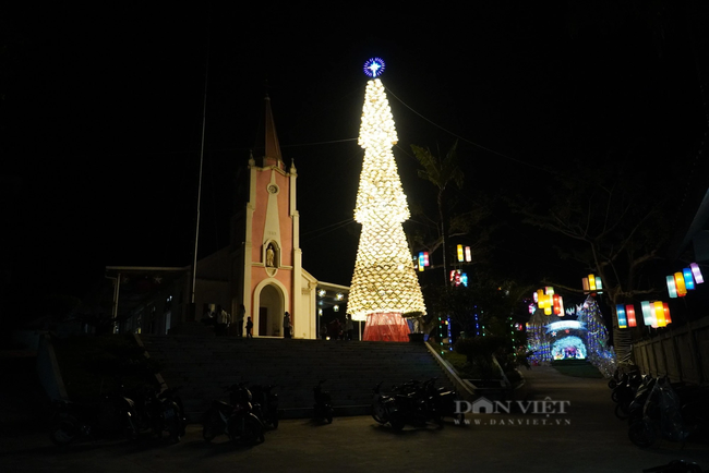 Độc đáo cây thông Noel làm từ 1.300 nón lá khiến giới trẻ Hà Tĩnh phát sốt - Ảnh 1.