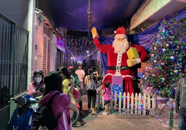 Người Sài Gòn đổ ra đường vui chơi đêm Giáng sinh - Ảnh 9.