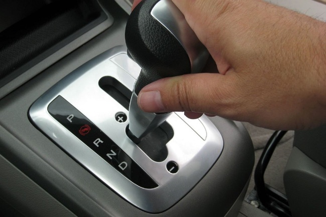 Những sai lầm mà tài xế thường mắc khi lái xe ô tô số tự động - Ảnh 1.