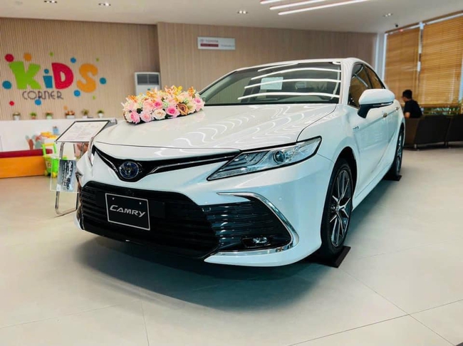 Giá xe Toyota Camry lăn bánh tháng 1/2024: Giảm sâu không "phanh" trước Tết- Ảnh 1.