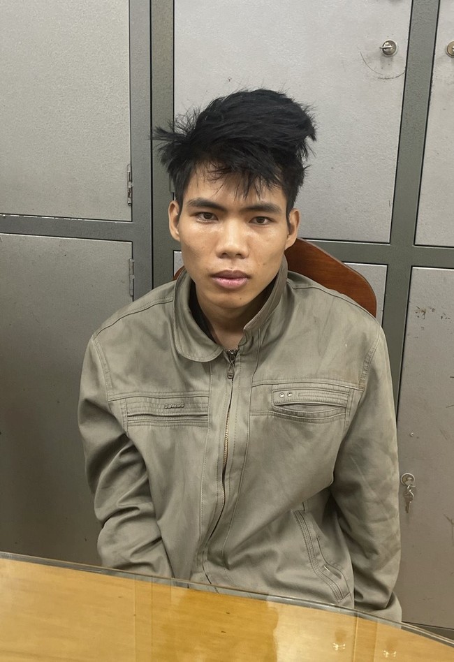 CSGT Bình Thuận chặn xe bắt giữ đối tượng liên quan đến vụ án giết người, cướp tài sản đang di chuyển trên xe khách - Ảnh 1.
