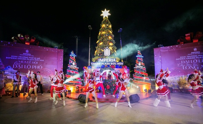Sắc màu Noel lung linh trong chuỗi sự kiện lễ hội quy mô ở Long An - Ảnh 2.