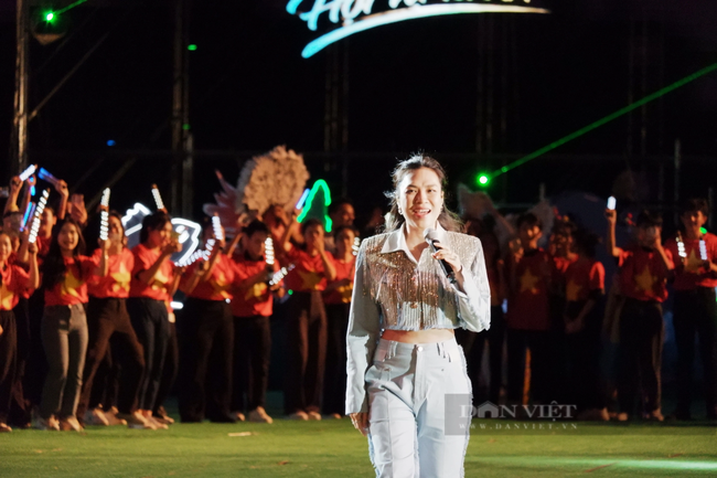 Hàng chục nghìn người đến xem Lễ Bế mạc Năm Du lịch quốc gia 2023 và ca sỹ Mỹ Tâm biểu diễn tại Bình Thuận - Ảnh 6.