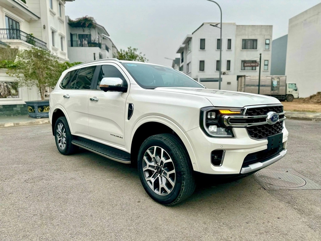 Mức lỗ khó tin của Ford Everest 2023 khi mới lăn bánh tại Việt Nam - Ảnh 1.