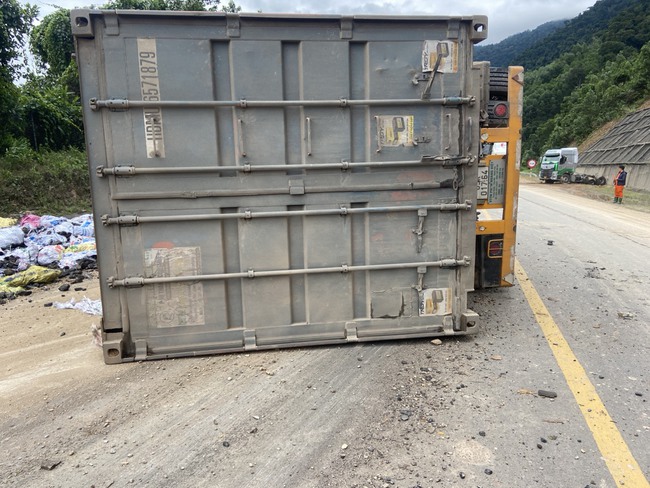 Tai nạn trên cao tốc La Sơn – Túy Loan, xe ben biến dạng, tài xế bị thương nặng - Ảnh 1.