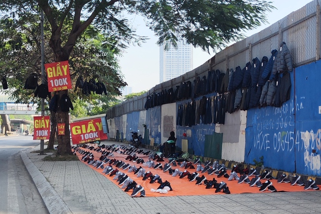 Chuyện lạ ở Hà Nội: Treo quần áo lên cây để bán hàng - Ảnh 4.