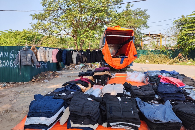 Chuyện lạ ở Hà Nội: Treo quần áo lên cây để bán hàng - Ảnh 6.