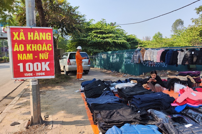 Chuyện lạ ở Hà Nội: Treo quần áo lên cây để bán hàng - Ảnh 5.