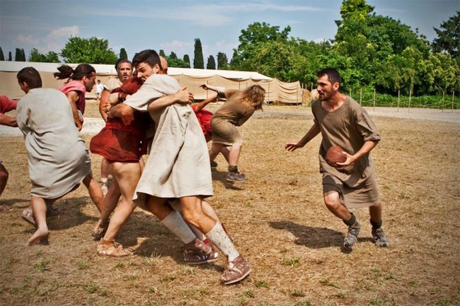 Giật mình môn “bóng bầu dục” chết chóc thời La Mã cổ đại - Ảnh 3.