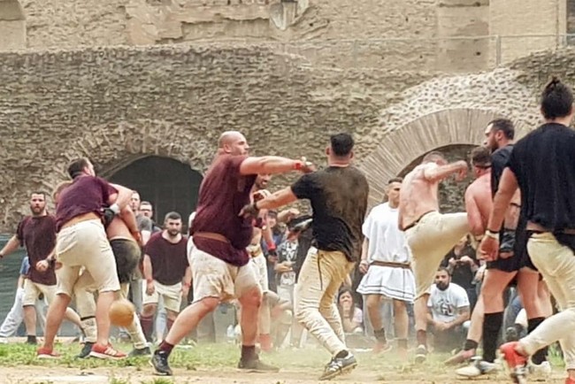 Giật mình môn “bóng bầu dục” chết chóc thời La Mã cổ đại - Ảnh 7.