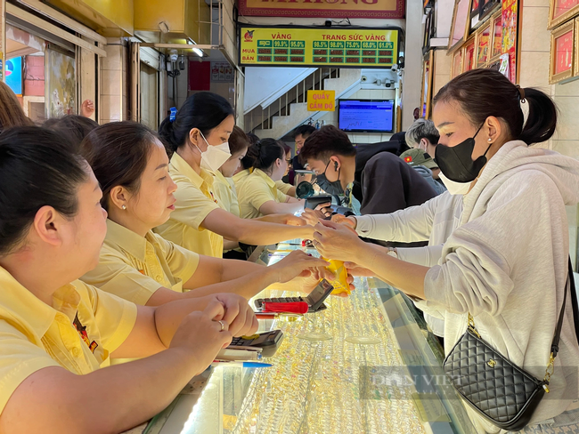 Diễn biến lạ tại các tiệm vàng Sài Gòn ngày giá vàng tăng giảm điên cuồng - Ảnh 1.