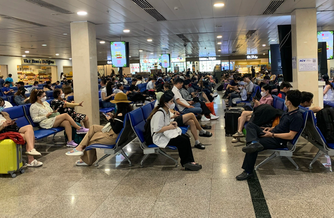 Người dân nghỉ lễ sớm, sân bay Tân Sơn Nhất bắt đầu đông đúc - Ảnh 3.