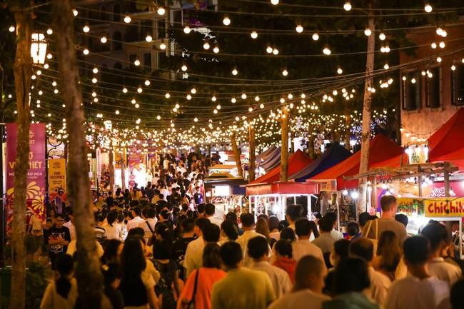 Có gì tại chợ đêm bên biển ở Phú Quốc mà dân tình rủ nhau thức trắng vui chơi đón năm mới - Ảnh 1.