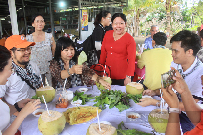 Khách bất ngờ con đường quê đẹp mê hồn ở Hậu Giang, tự tay đổ bánh xèo, thưởng thức OCOP - Ảnh 4.