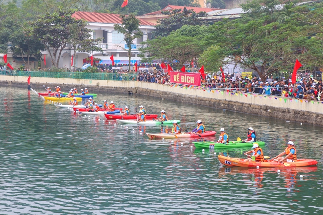 Hàng trăm nữ vận động viên bất chấp giá lạnh đua thuyền Kayak trên sông Đà - Ảnh 7.