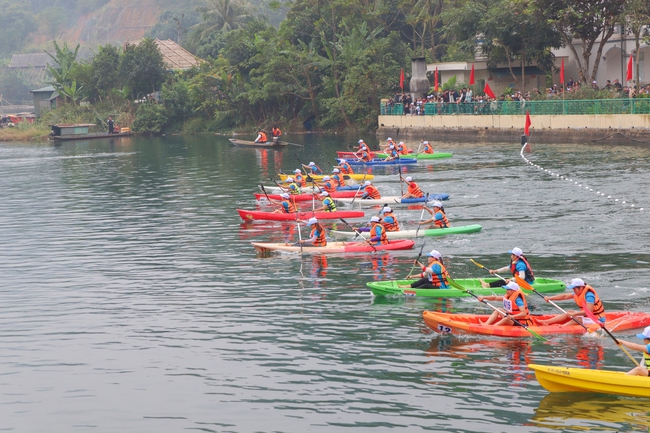 Hàng trăm nữ vận động viên bất chấp giá lạnh đua thuyền Kayak trên sông Đà - Ảnh 1.
