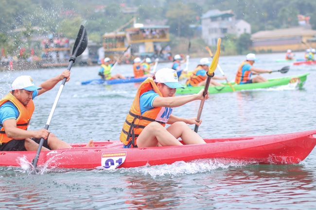 Hàng trăm nữ vận động viên bất chấp giá lạnh đua thuyền Kayak trên sông Đà - Ảnh 3.