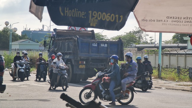 Dẹp bãi xà bần, xử phạt hàng loạt xe vi phạm sau phản ánh của báo Dân Việt - Ảnh 3.