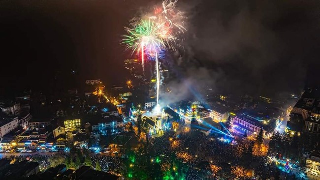 Hàng nghìn du khách đổ về Sa Pa xem bắn pháo hoa chào năm mới 2024 - Ảnh 2.