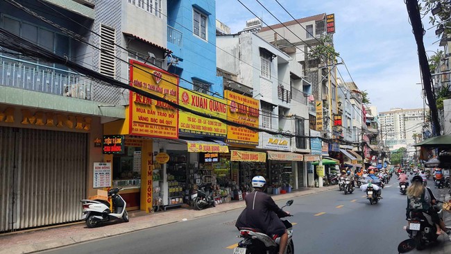 TP.HCM: Làm rõ thông tin vụ tiệm vàng trên đường Phạm Văn Hai nghi bị cướp, chủ tiệm phủ nhận - Ảnh 1.