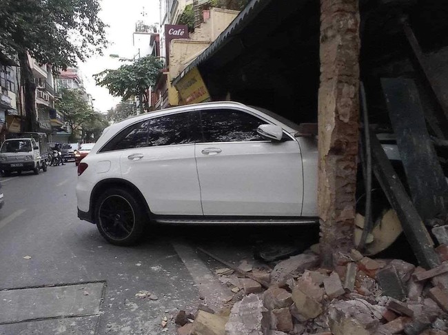 Ôtô Mercedes tông sập một phần căn nhà ở phố cổ Hà Nội - Ảnh 1.