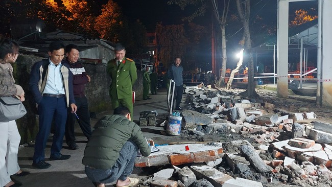 Hà Giang: Tường rào bất ngờ đổ sập, đè trúng nhóm thợ đang thi công khiến 1 người tử vong, 3 người bị thương - Ảnh 1.