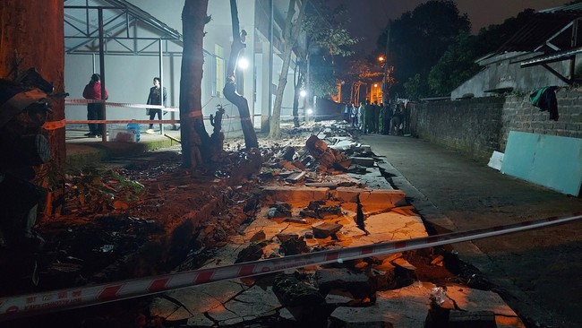 Hà Giang: Tường rào bất ngờ đổ sập, đè trúng nhóm thợ đang thi công khiến 1 người tử vong, 3 người bị thương - Ảnh 2.