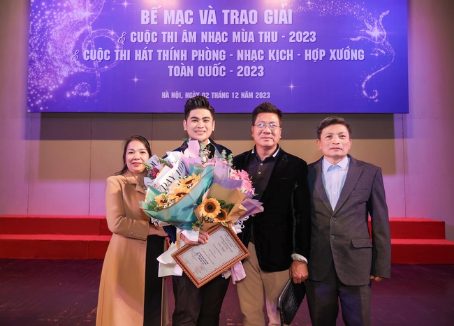Trần Quang Cảnh: Chàng trai dân tộc Mường bán vé bể bơi nuôi ước mơ thành ca sĩ Opera - Ảnh 3.