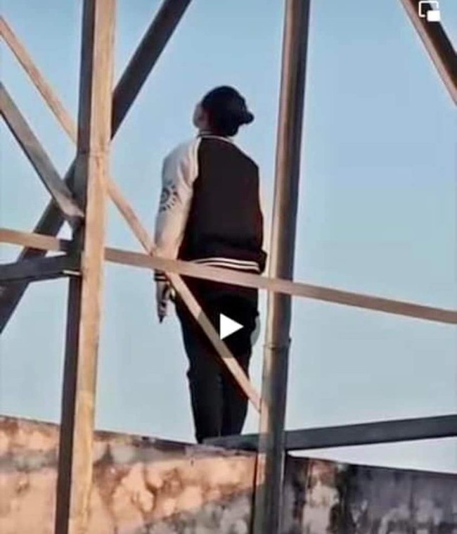 VIDEO: Nghẹt thở khoảnh khắc cứu cô gái cầm dao đứng cheo leo trên nóc chung cư 25 tầng định tự tử - Ảnh 4.