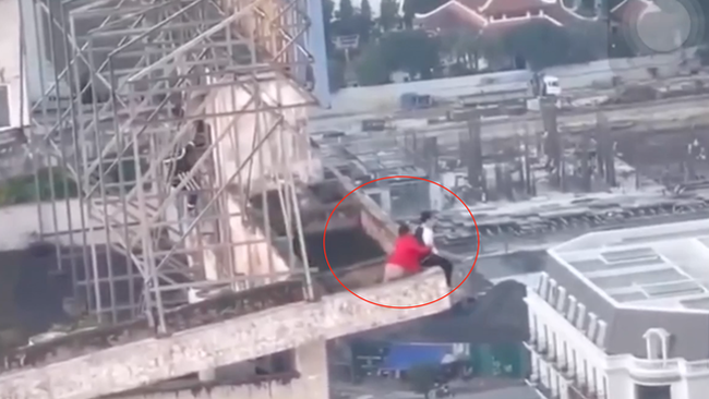 VIDEO: Nghẹt thở khoảnh khắc cứu cô gái cầm dao đứng cheo leo trên nóc chung cư 25 tầng định tự tử - Ảnh 6.