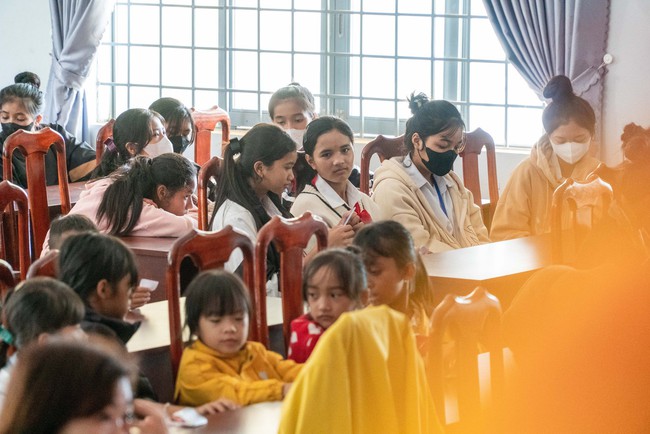 Hyundai Đắk Lắk trao tặng 100 phần quà cho các em học sinh nghèo DTTS - Ảnh 4.