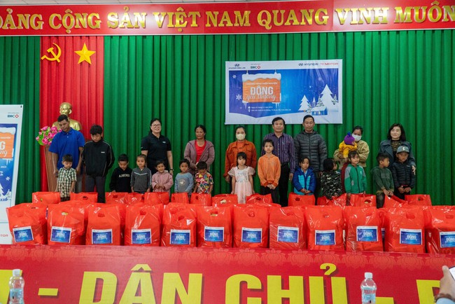 Hyundai Đắk Lắk trao tặng 100 phần quà cho các em học sinh nghèo DTTS - Ảnh 1.