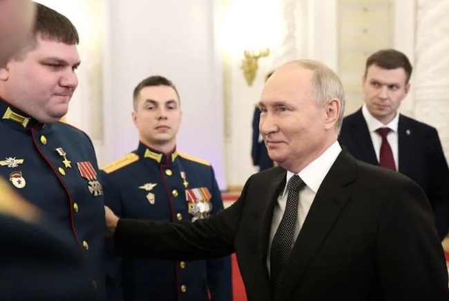 Tổng thống Nga Putin tiết lộ tin nóng với binh sĩ: Tôi sẽ tái tranh cử tổng thống năm 2024! - Ảnh 1.