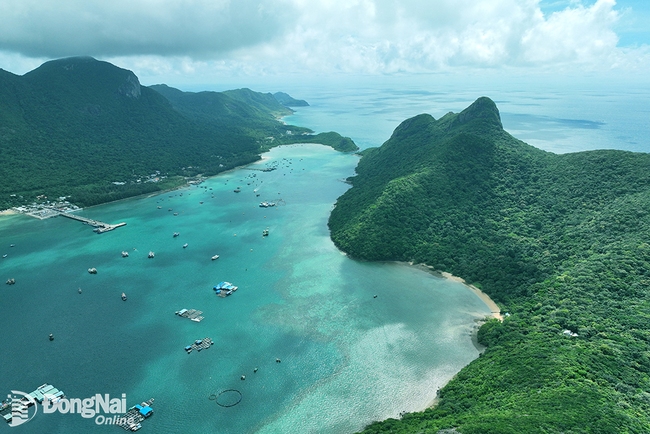 Cận cảnh hòn đảo to lớn nhất Bà Rịa-Vũng Tàu, đẹp lạ nhìn từ trên cao xuống biển - Ảnh 4.