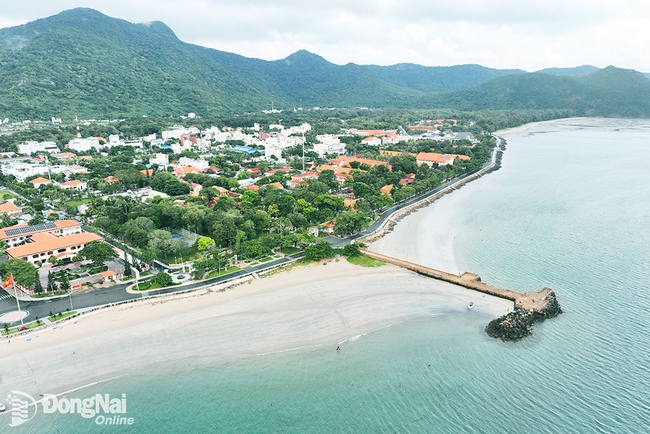 Cận cảnh hòn đảo to lớn nhất Bà Rịa-Vũng Tàu, đẹp lạ nhìn từ trên cao xuống biển - Ảnh 7.