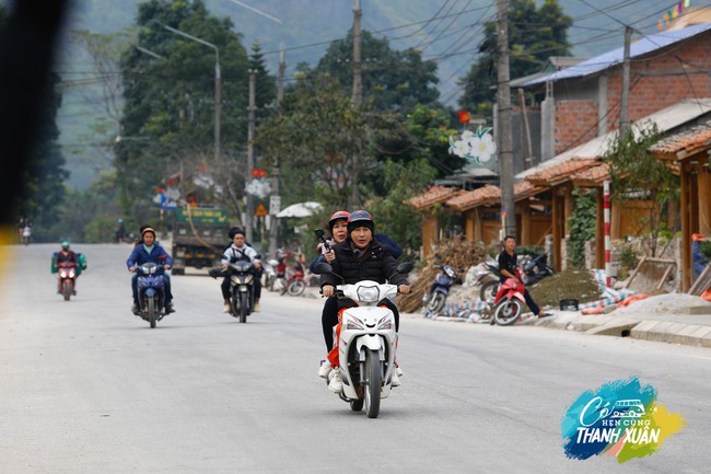 Nhà báo Lại Văn Sâm khiến ai cũng phì cười khi dắt bò đi bán - Ảnh 2.