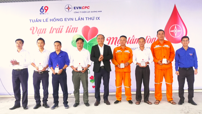 Tuần lễ hồng EVN lần thứ IX năm 2023: Người lao động Công ty Điện lực Quảng Nam tình nguyện hiến máu - Ảnh 2.