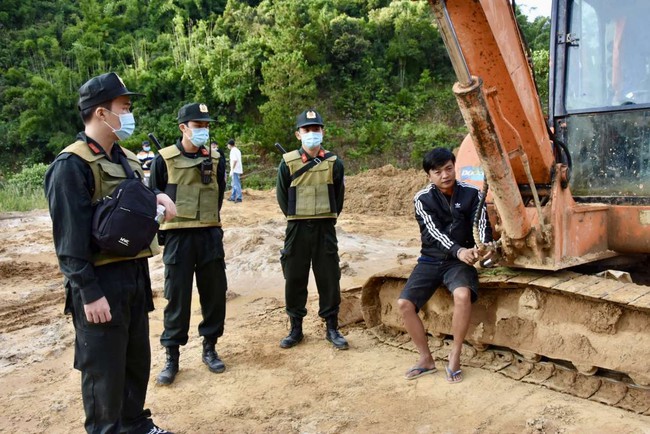 Nửa đêm hàng trăm chiến sỹ Công an vây bắt nhóm người khai thác vàng trái phép trong rừng sâu - Ảnh 3.