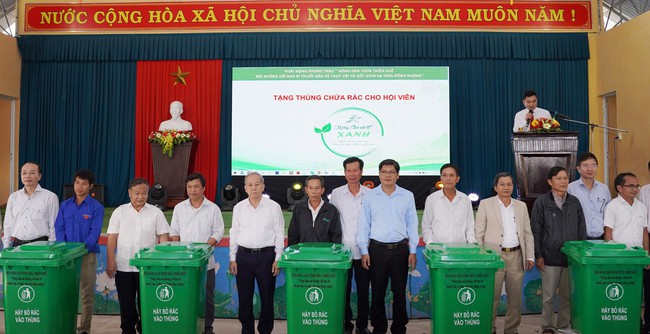 Nông dân Thừa Thiên Huế nói không với bao bì thuốc bảo vệ thực vật và đốt rơm rạ trên đồng ruộng  - Ảnh 4.