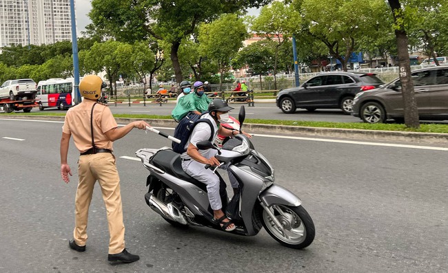 5 trường hợp cảnh sát giao thông được quyền dừng phương tiện để kiểm tra giấy tờ - Ảnh 1.