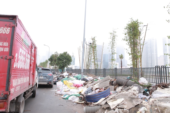 Bãi rác &quot;khủng&quot; ngày càng phình to giữa con đường vừa làm xong tại Thủ đô - Ảnh 1.