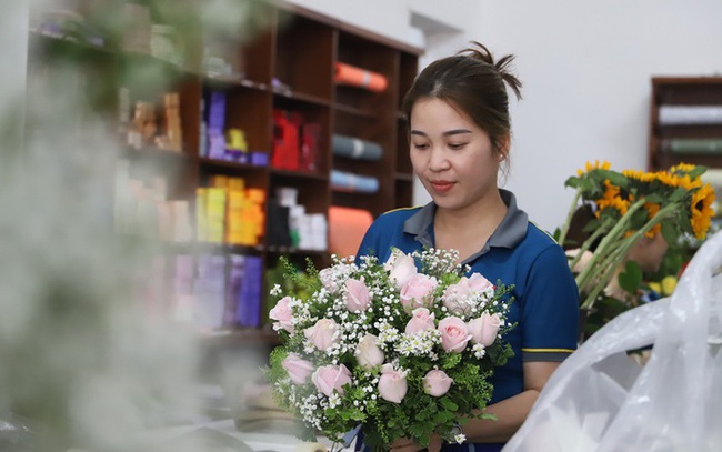 Thị trường Valentine sôi động, nhiều nơi tung khuyến mãi - Ảnh 1.