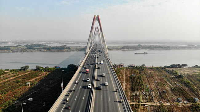 Hà Nội cấm xe qua cầu Nhật Tân theo giờ trong một tuần - Ảnh 1.