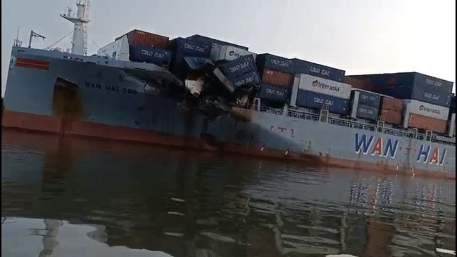 TP.HCM: Hai tàu container đâm nhau trên sông, hư hỏng nặng - Ảnh 1.