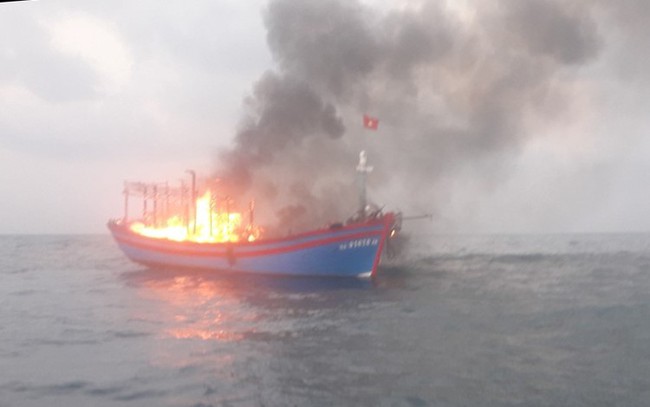 Nghệ An: Tàu cá bốc cháy, chìm trên biển, 10 ngư dân được ứng cứu kịp thời - Ảnh 1.