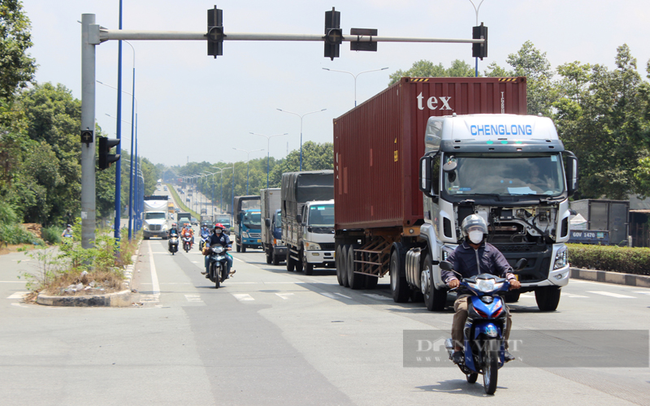 Đường Vành đai 3, đoạn đi qua 3 phường An Phú, Thuận Giao và Bình Chuẩn (TP.Thuận An) dài khoảng 7 km, trùng với đường Mỹ Phước - Tân Vạn. Ảnh: Trần Khánh