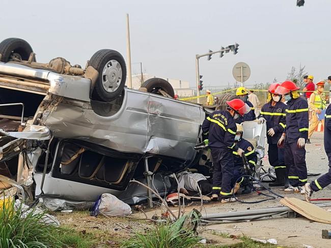 Vụ tai nạn thảm khốc ở Quảng Nam: Xe khách trượt dài chục mét, lật ngửa lên trời - Ảnh 1.