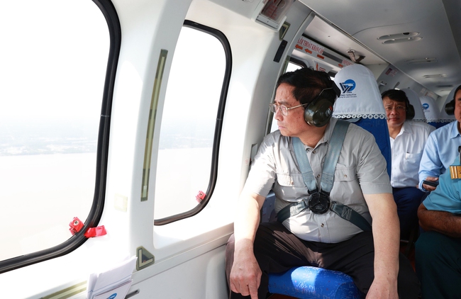 Thủ tướng Phạm Minh Chính khảo sát tuyến đường ven biển Bến Tre bằng trực thăng - Ảnh 2.