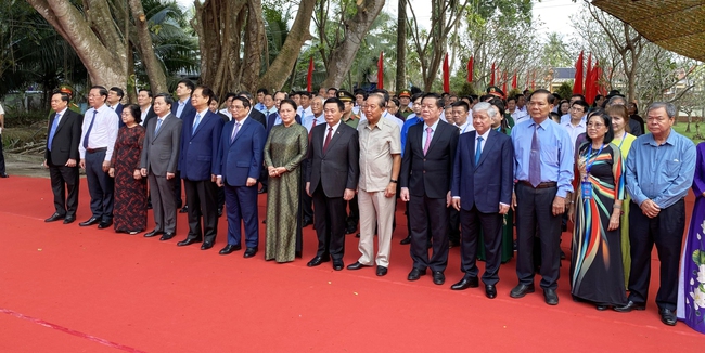 Thủ tướng Phạm Minh Chính khảo sát tuyến đường ven biển Bến Tre bằng trực thăng - Ảnh 3.